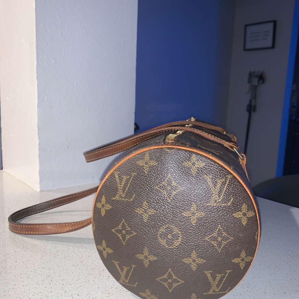 LOUIS VUITTON
Monogram Papillon 26 - Picture 2 of 14